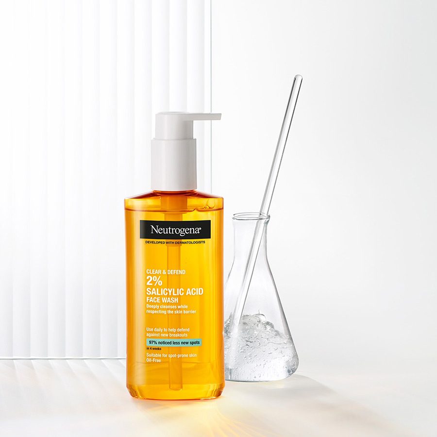 221017_s04_clear_defend_face_wash_hr_0-en-gb-Neutrogena NEUTROGENA Clear & Defend 2% Salicylic Acid Face Wash 200ml - Greece - Image 1